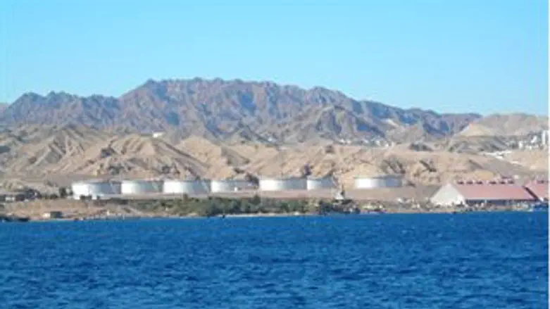 מיכלי דלק במפרץ אילת