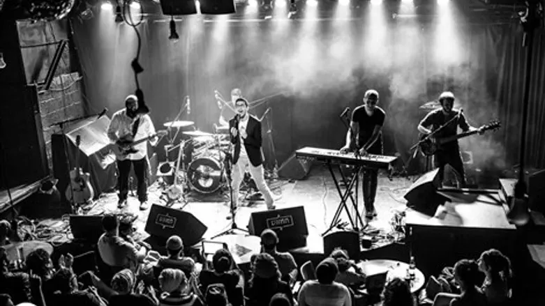 לא מוותר גם על הציציות בחוץ. בן ארי בהופעה