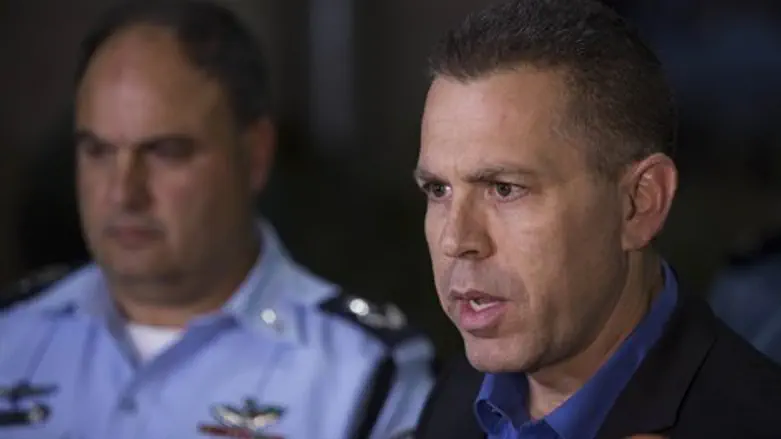 השר ארדן. ברקע: בנצי סאו