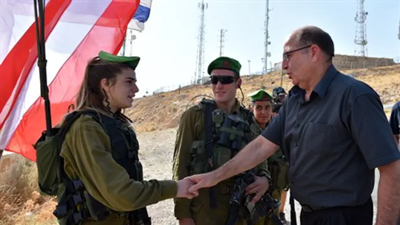 השר יעלון בביקור בגדוד אריות הירדן