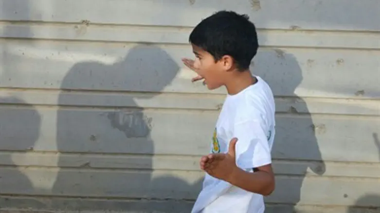 יואב חנין במקום בו נרצח אביו