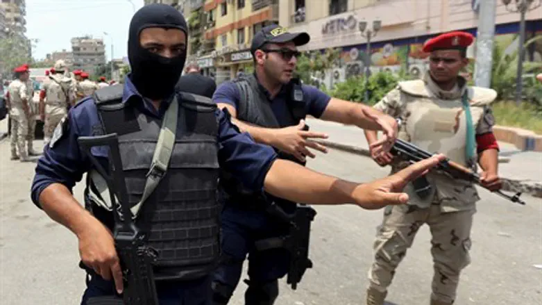 Egyptian security personnel at site of previous attack (file)