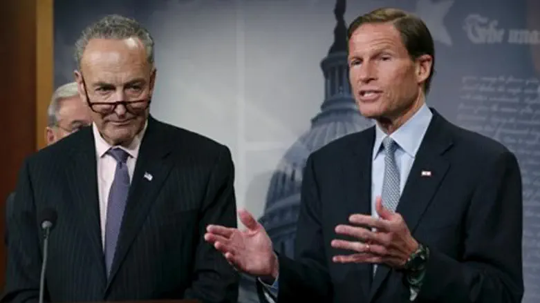 Sens. Schumer (L) and Blumenthal.