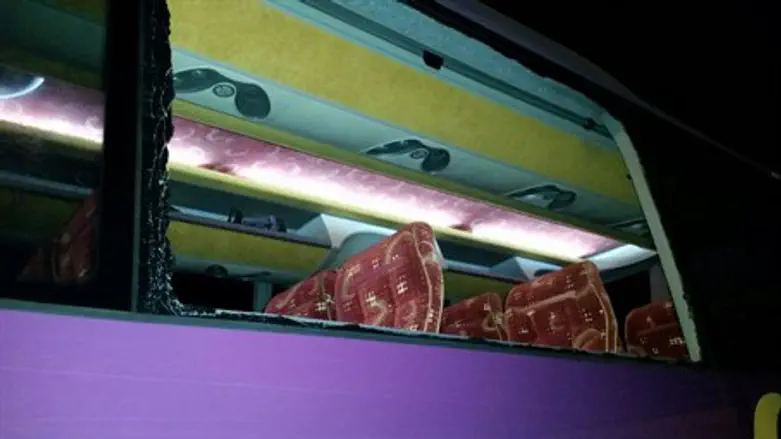 Rock attack on Israeli bus