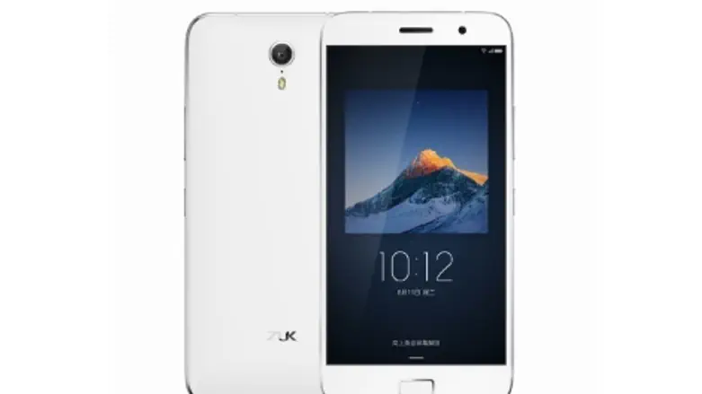 יושק עם Cyanogen OS 12.1 בגרסה בינלאומית. ה-Z1