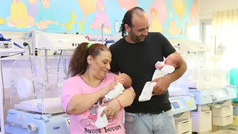 האב, האם והתאומים