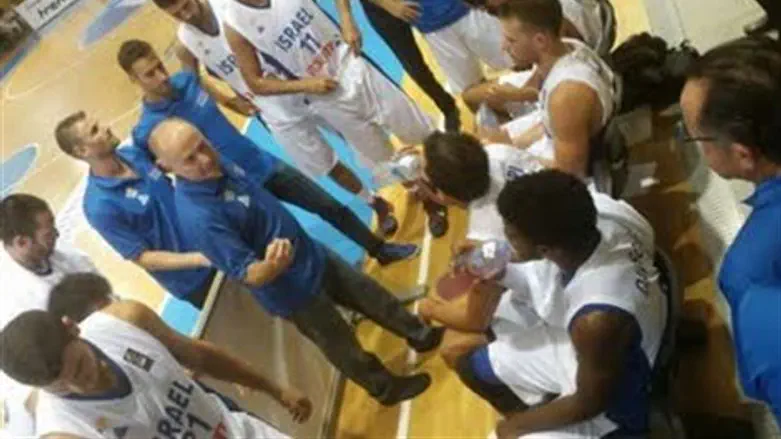 אדלשטיין עם השחקנים. עוד לא התחברו