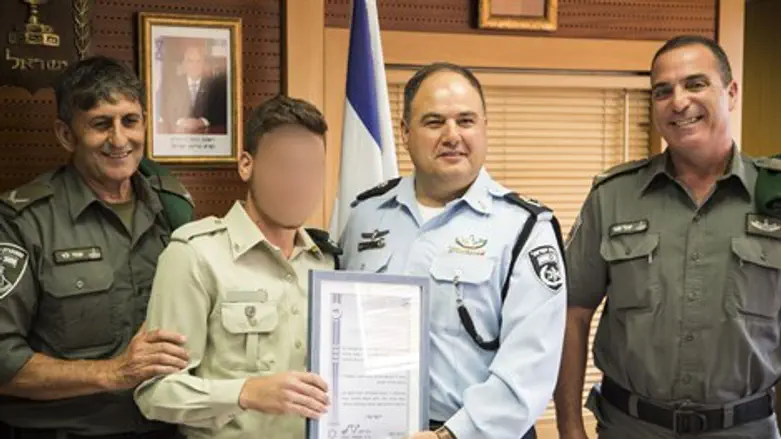 אחד הלוחמים מקבל תעודת הוקרה