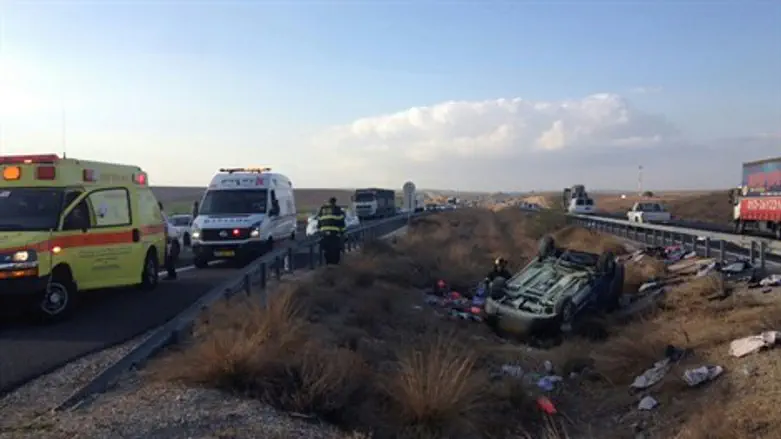 התהפכות רכב בכביש 6