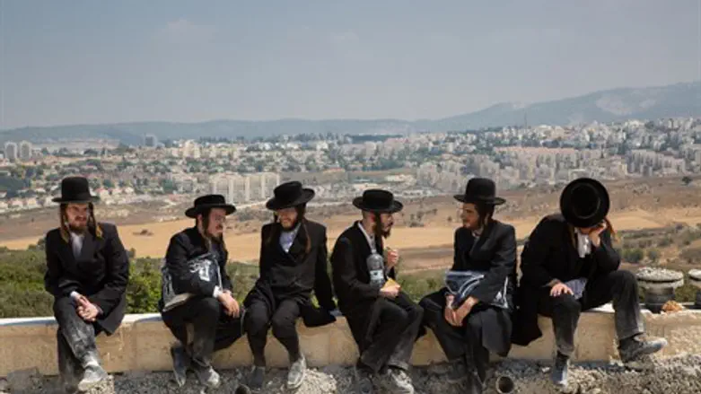 חרדים מפגינים במתחם גולובנציץ