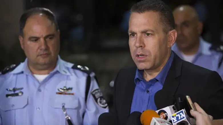 השר גלעד ארדן ומ"מ המפכ''ל בנצי סאו