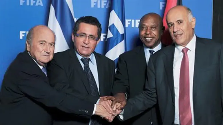 רג'וב ועיני לוחצים ידיים יחד עם בלאטר ויו"ר הוועדה