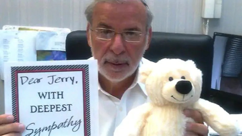 Hikind with gift for Nadler