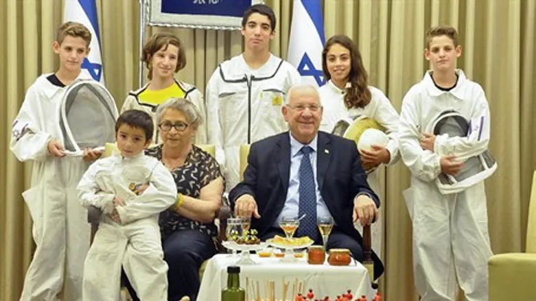 Rivlin and young beekeepers