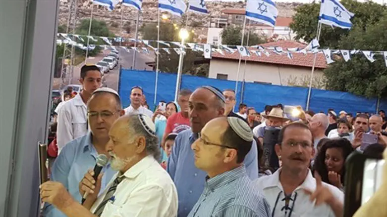 קביעת המזוזה בסניף