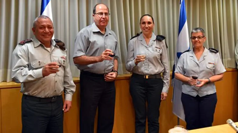 Сима Вакнин-Гиль на фото справа