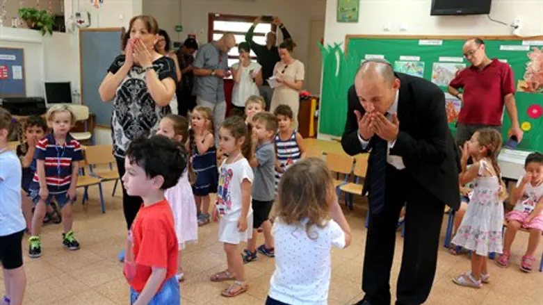 השר בנט בגן ברעננה