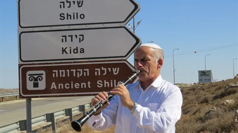 "המוזיקה נוסכת בי שלווה אלוקית ונותנת לי כוח להמשיך". אליעזר רוזנפלד