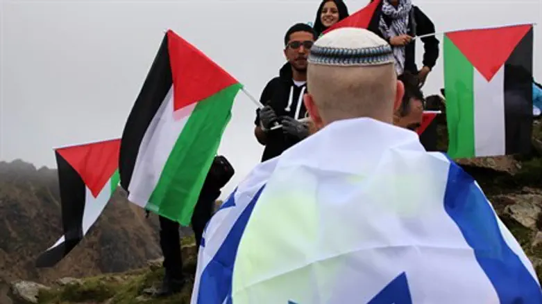 Pro-Israel, pro-Palestinian activists on Mount Snowdon