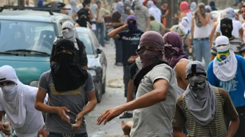 Mob attacks with stones (file)