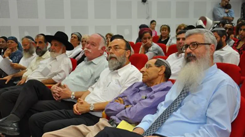 פרופ' אבי לוי (מימין) בטקס חלוקת התעודות האחרון שלו