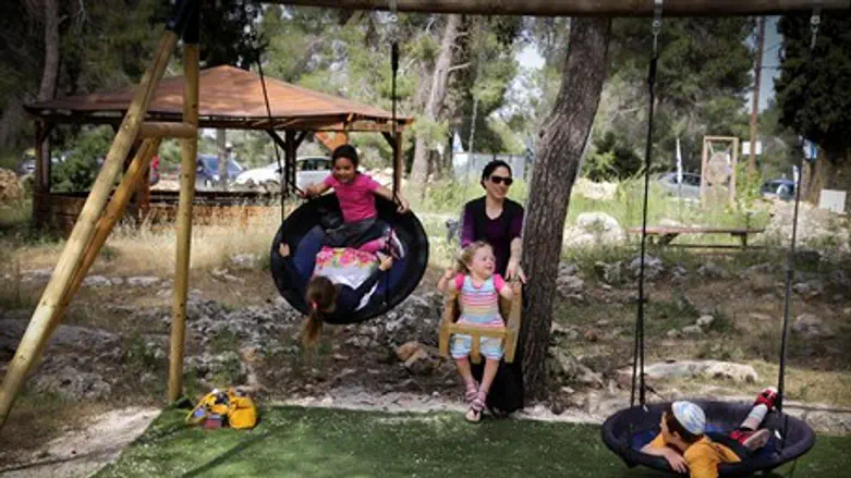 ewish women and children play at the Oz VeGaon