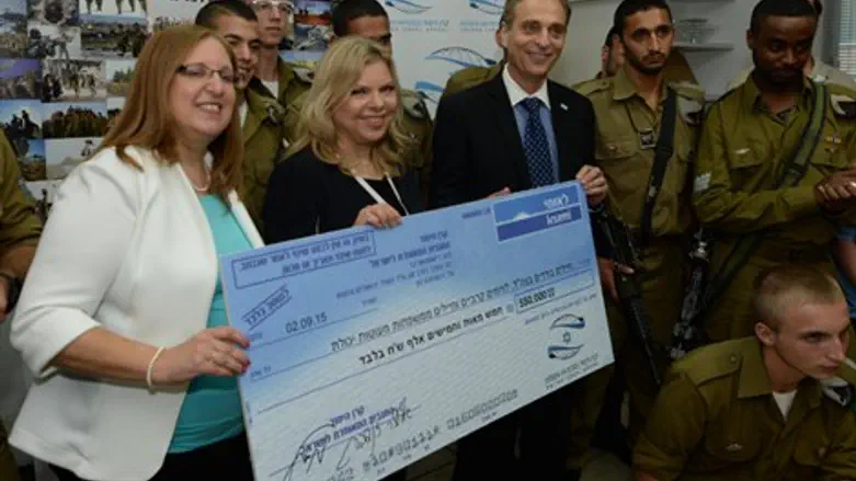רעיית ראש הממשלה מעניקה את הכסף לחיילים