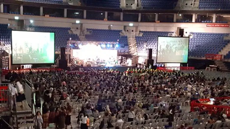 התוועדות הנשים ב"ארנה"