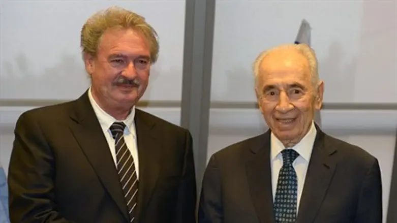 Luxembourg FM Jean Asselborn meets then-President Peres during 2014 visit