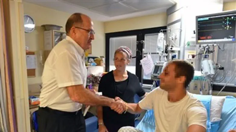 Moshe Yaalon visits soldiers at Tel Hashomer Hospital