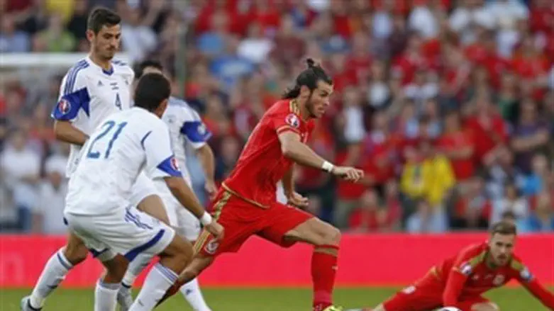 בייל מול שחקני הנבחרת הישראלים. הערב