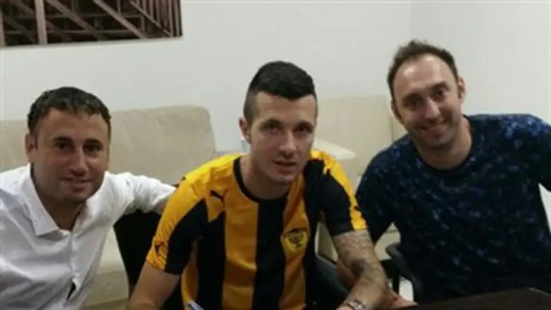 רואקביצה חותם על החוזה היום