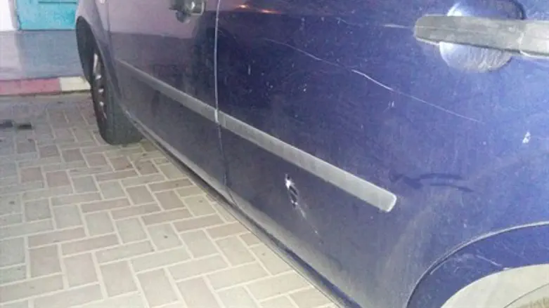סימני פגיעות האבנים ברכב