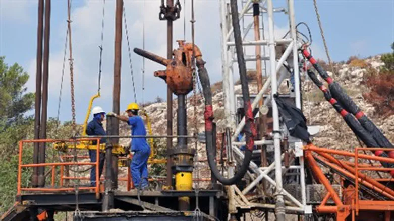 Drilling for oil and gas (illustration)