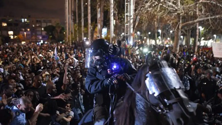 Ethiopian Jews protest in Tel Aviv facing riot police
