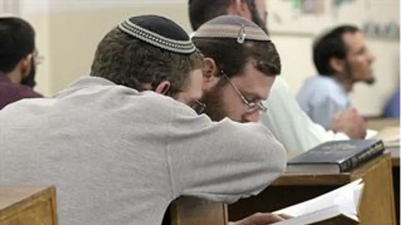 מאות אברכים לומדים תניא