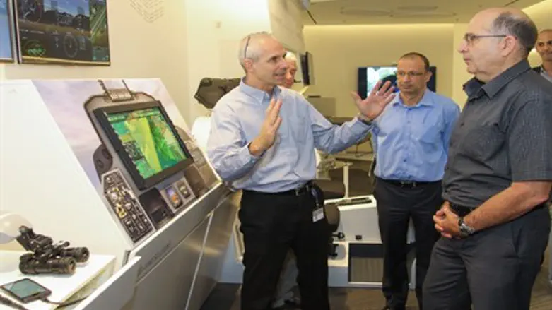 יעלון מקבל סקירה על מערכות תצוגה מתקדמות למטוסי קרב