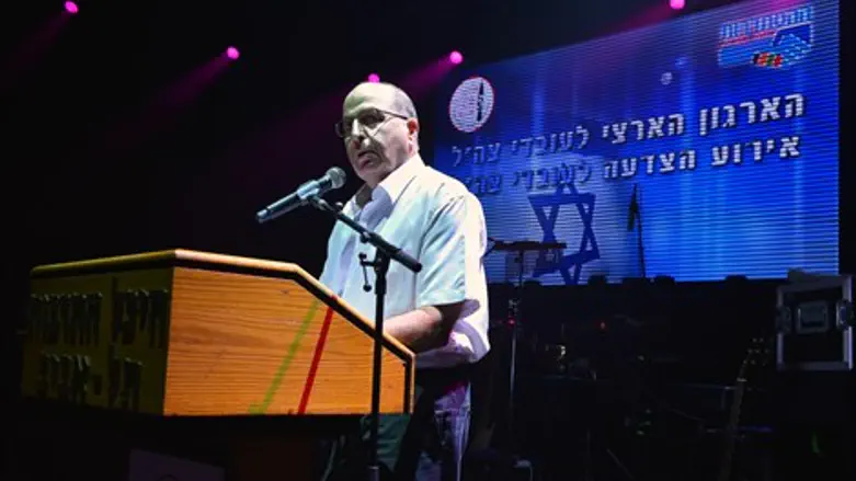 השר יעלון, הערב