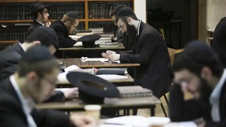Yeshiva Torah study (file)