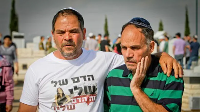 Отец погибшей Дадон (справа)