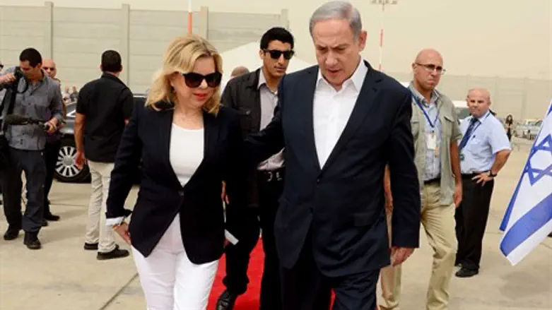 נתניהו ורעייתו שרה בעלייה למטוס