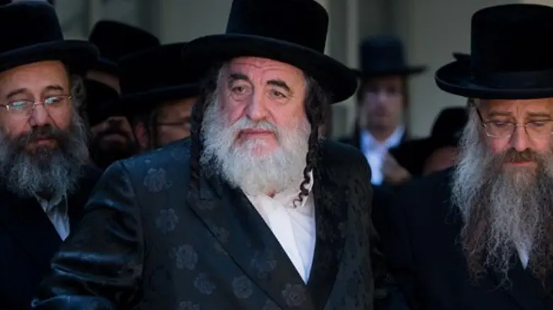 לא בוחלים בכלום. גם האדמו"ר מותקף
