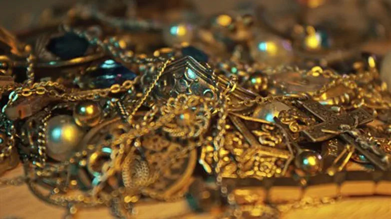 Gold treasure and relics (illustration)