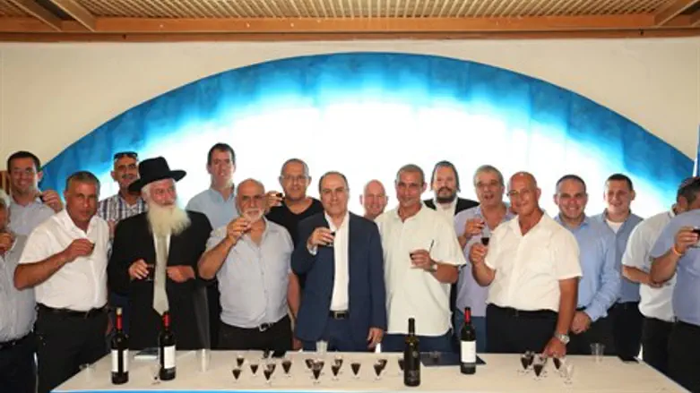 מרימים כוסית