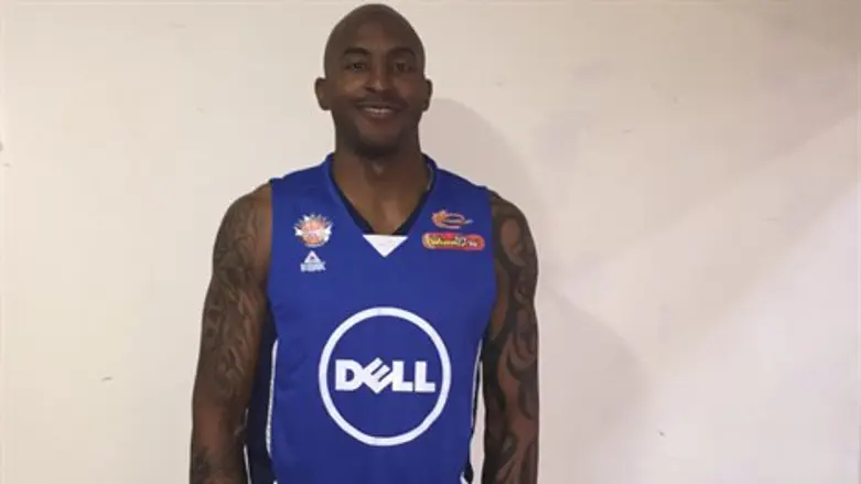 מביא ניסיון רב. ג'יימס סינגלטון במדי הרצליה