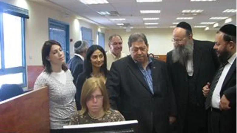 השר בן אליעזר בביקורו היום