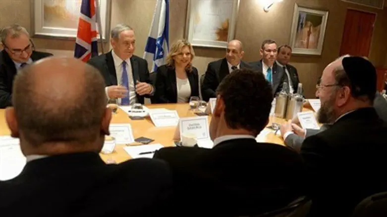 Binyamin Netanyahu meets UK Jewish leaders, including Rabbi Mirvis (R)
