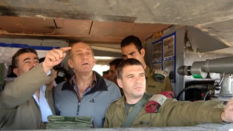 את הפוליטיקאים, אגב, הייתי משאיר בחוץ. מגדל השמירה מספיק צפוף גם בלעדיהם