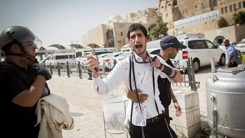 הצעיר שהותקף, מקבל סיוע מכוחות הביטחון