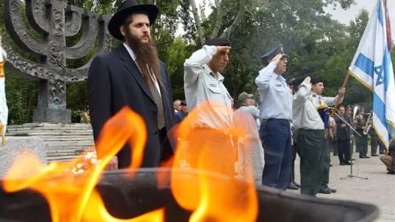 אנדרטת "המנורה" בבאבי יאר